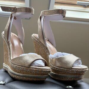 New, Never Worn JLO Ondra Wedge Sandal in Champagne Size 6.5